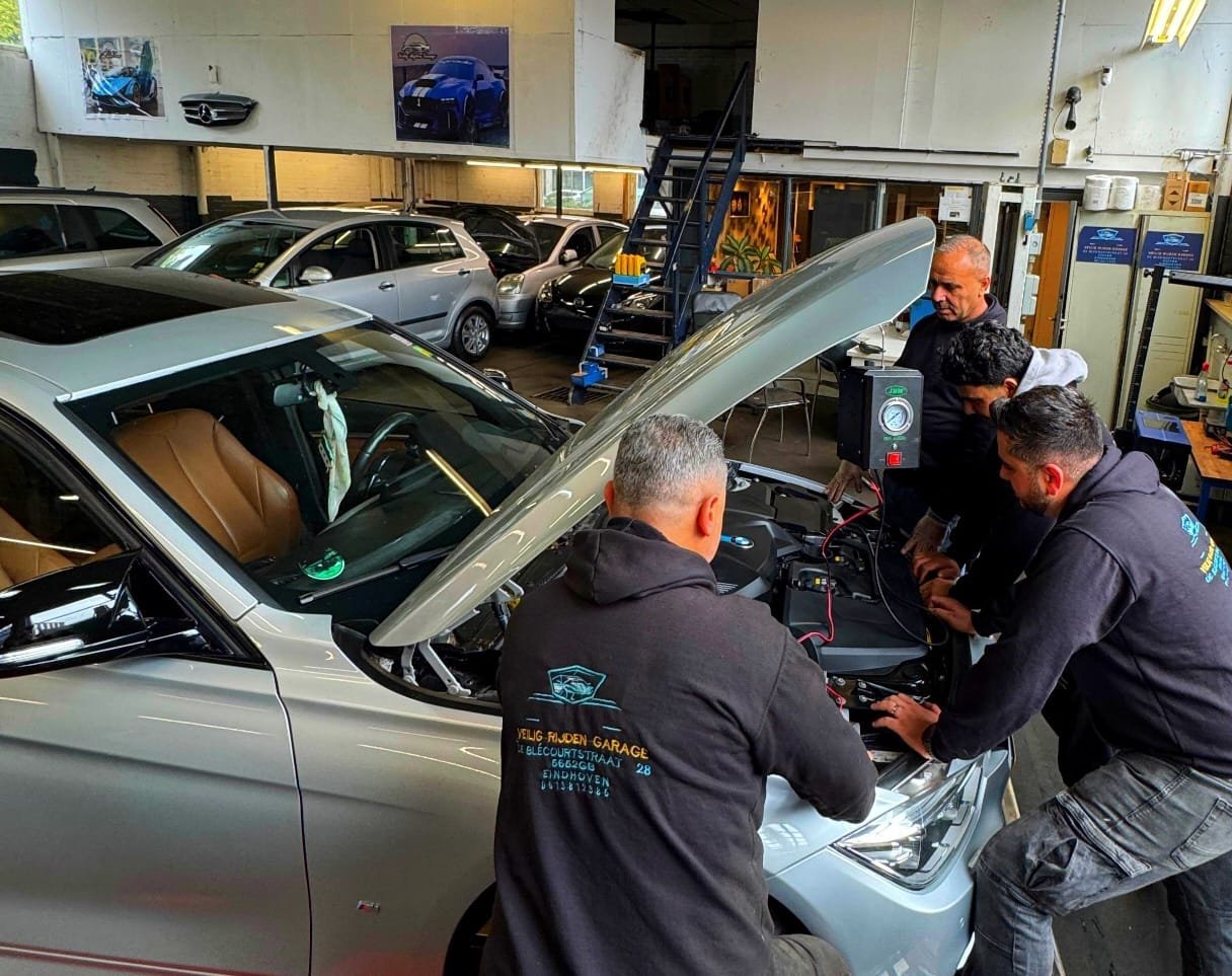 Auto in de werkplaats van Veilig Rijden Garage